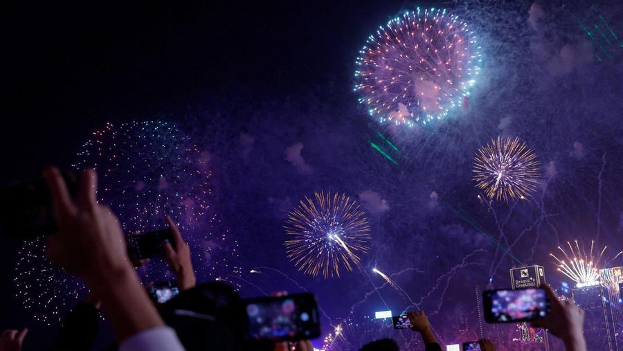 Kembang api meledak di Pelabuhan Victoria untuk merayakan Tahun Baru di Hong Kong, Cina 1 Januari 2024. (REUTERS/Tyrone Siu)