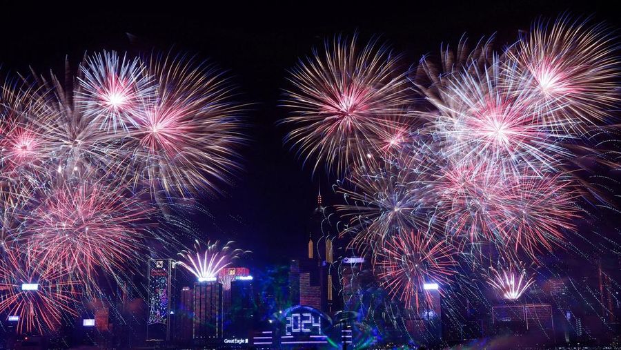 Kembang api meledak di Pelabuhan Victoria untuk merayakan Tahun Baru di Hong Kong, Cina 1 Januari 2024. Kembang api meledak di Pelabuhan Victoria untuk merayakan Tahun Baru di Hong Kong, China 1 Januari 2024. (REUTERS/Tyrone Siu)