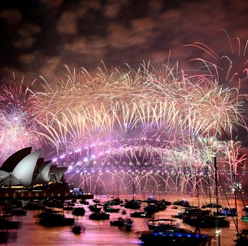 Potret Kembang Api Sambut 2024, dari RI ke China-Australia