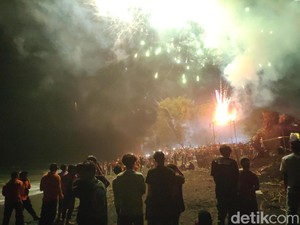 Meriah-Padatnya Pantai Trisik Kulon Progo saat Perayaan Malam Tahun Baru 2024