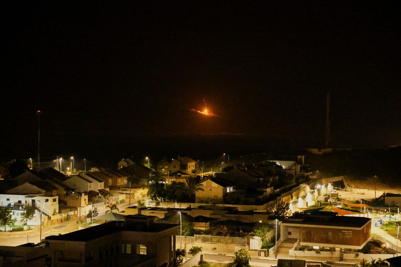 Beberapa roket yang ditembakkan dari Jalur Gaza menargetkan Tel Aviv dan Israel selatan saat negara itu merayakan Tahun Baru pada hari Senin. (Tangkapan Layar Video Reuters)