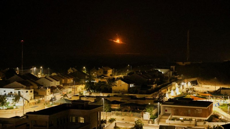 Beberapa roket yang ditembakkan dari Jalur Gaza menargetkan Tel Aviv dan Israel selatan saat negara itu merayakan Tahun Baru pada hari Senin. (Tangkapan Layar Video Reuters)