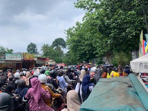 Dipadati Pengunjung, Lalin Akses ke Pintu Masuk Ragunan Jaksel Macet