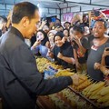 Momen Jokowi Jajal Telur Gulung