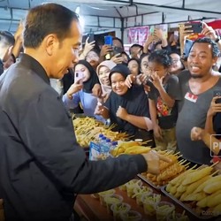 Momen Jokowi Jajal Telur Gulung