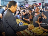 Momen Jokowi Jajal Telur Gulung