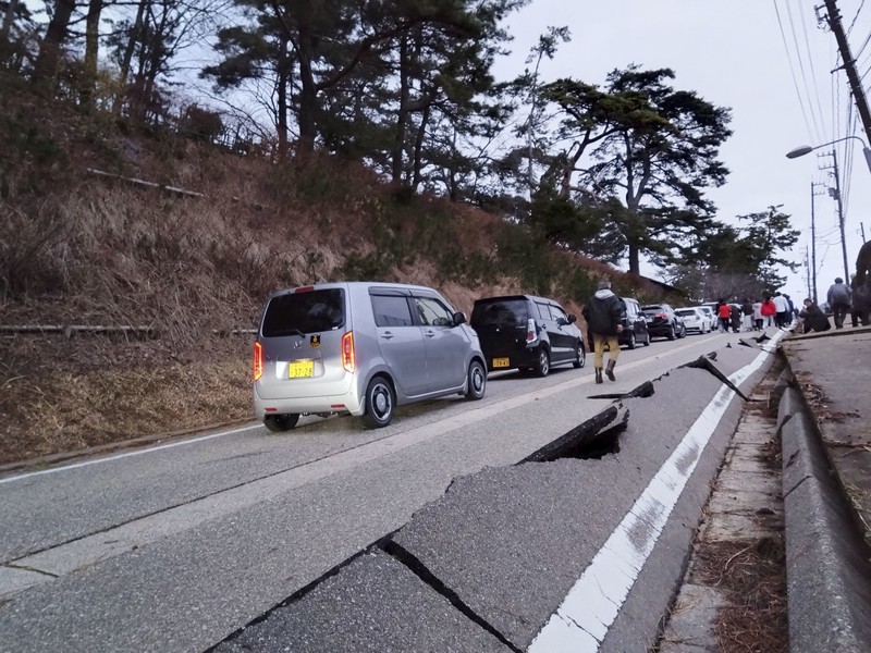 Otoritas Jepang mengumumkan potensi tsunami setelah gempa bumi berkekuatan tinggi mengguncang wilayah barat negara itu dengan magnitude 7,6 mengguncang wilayah Ishikawa dan perfektur di dekatnya. (Tangkapan Layar Video Reuters/NHK)