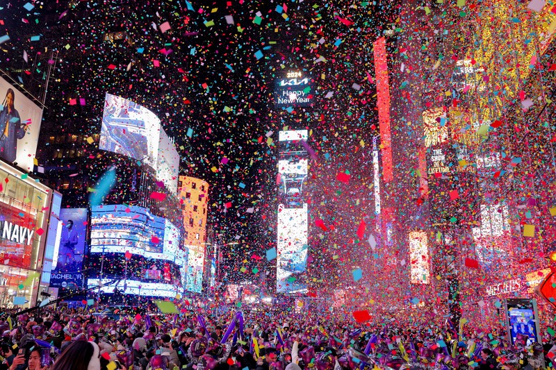 Times Square Alliance melakukan tes menjatuhkan bola pada Malam Tahun Baru di New York City, New York, AS, 30 Desember 2023. Times Square Alliance melakukan tes menjatuhkan bola pada Malam Tahun Baru di New York City, New York, AS, 30 Desember 2023. (REUTERS/David Dee Delgado)