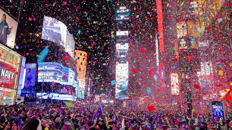 Times Square Alliance melakukan tes menjatuhkan bola pada Malam Tahun Baru di New York City, New York, AS, 30 Desember 2023. (REUTERS/David Dee Delgado)