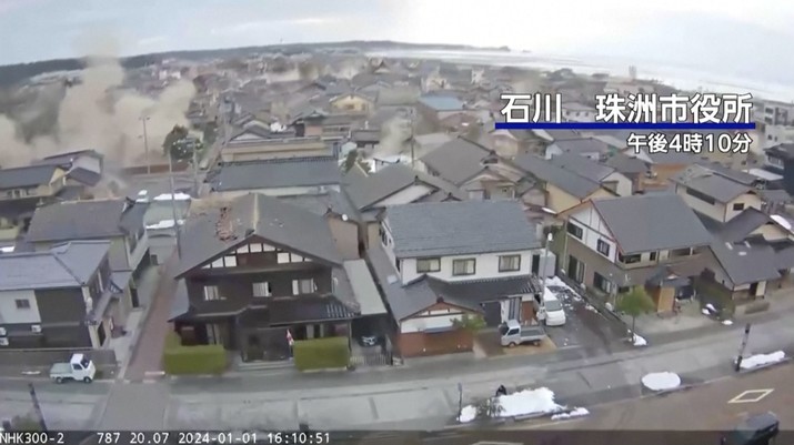Otoritas Jepang mengumumkan potensi tsunami setelah gempa bumi berkekuatan tinggi mengguncang wilayah barat negara itu dengan magnitude 7,6 mengguncang wilayah Ishikawa dan perfektur di dekatnya. (Tangkapan Layar Video Reuters/NHK)
