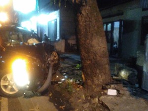 Tetiba Oleng, Mobil Ringsek Tabrak Pohon di Sewon Bantul