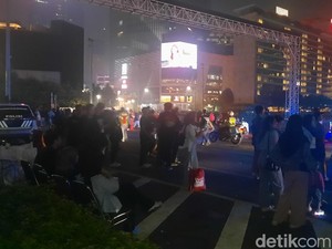 Perayaan Tahun Baru Usai, Warga Mulai Tinggalkan Kawasan Bundaran HI