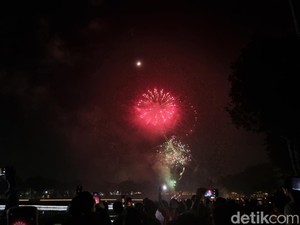 Tahun Baru di TMII, Penuh Hiburan Ditutup Kembang Api
