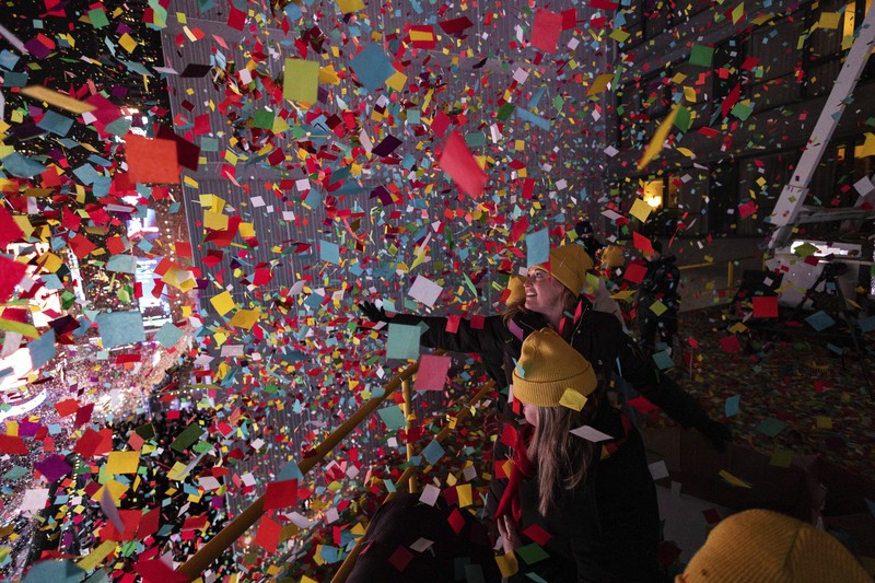 Times Square Alliance melakukan tes menjatuhkan bola pada Malam Tahun Baru di New York City, New York, AS, 30 Desember 2023. (REUTERS/David Dee Delgado)