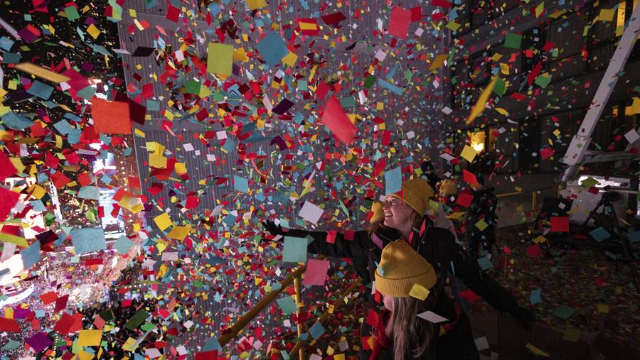 Relawan Times Square Alliance melempar confetti saat jam menunjukkan tengah malam seperti yang terlihat dari New York Marriott Marquis saat perayaan Malam Tahun Baru di Times Square, Senin dini hari, 1 Januari 2024, di New York. (AP Photo/Yuki Iwamura)
