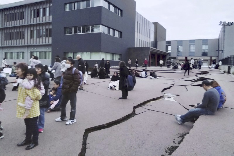Otoritas Jepang mengumumkan potensi tsunami setelah gempa bumi berkekuatan tinggi mengguncang wilayah barat negara itu dengan magnitude 7,6 mengguncang wilayah Ishikawa dan perfektur di dekatnya. Otoritas Jepang mengumumkan potensi tsunami setelah gempa bumi berkekuatan tinggi mengguncang wilayah barat negara itu dengan magnitude 7,6 mengguncang wilayah Ishikawa dan perfektur di dekatnya. (Tangkapan Layar Video Reuters/NHK)