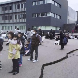 Gempa Besar Landa Jepang, Rumah Ambruk & Jalan Retak