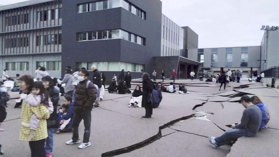 Otoritas Jepang mengumumkan potensi tsunami setelah gempa bumi berkekuatan tinggi mengguncang wilayah barat negara itu dengan magnitude 7,6 mengguncang wilayah Ishikawa dan perfektur di dekatnya. (Tangkapan Layar Video Reuters/NHK)
