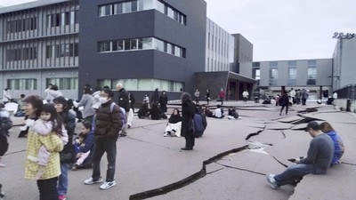 Tanah retak terlihat di Wajima, Ishikawa, Jepang pada Senin, 1 Januari 2024, setelah gempa bumi terjadi. Pemerintah Jepang telah mengeluarkan peringatan tsunami pada hari yang sama menyusul serangkaian gempa kuat di Laut Jepang. (Kyodo News via AP)