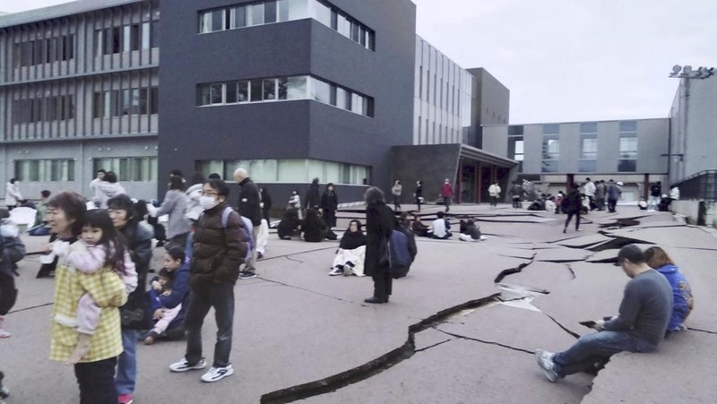 Otoritas Jepang mengumumkan potensi tsunami setelah gempa bumi berkekuatan tinggi mengguncang wilayah barat negara itu dengan magnitude 7,6 mengguncang wilayah Ishikawa dan perfektur di dekatnya. (Tangkapan Layar Video Reuters/NHK)