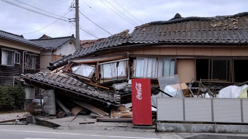 Otoritas Jepang mengumumkan potensi tsunami setelah gempa bumi berkekuatan tinggi mengguncang wilayah barat negara itu dengan magnitude 7,6 mengguncang wilayah Ishikawa dan perfektur di dekatnya. (Tangkapan Layar Video Reuters/NHK)