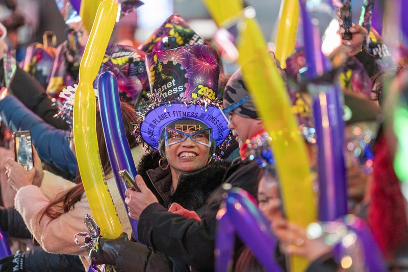Times Square Alliance melakukan tes menjatuhkan bola pada Malam Tahun Baru di New York City, New York, AS, 30 Desember 2023. Times Square Alliance melakukan tes menjatuhkan bola pada Malam Tahun Baru di New York City, New York, AS, 30 Desember 2023. (REUTERS/David Dee Delgado)