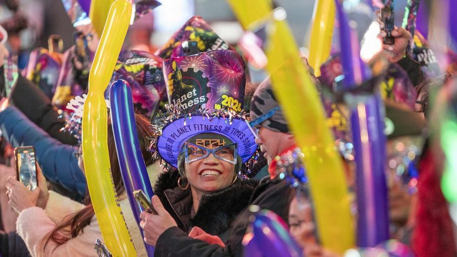 Times Square Alliance melakukan tes menjatuhkan bola pada Malam Tahun Baru di New York City, New York, AS, 30 Desember 2023. (REUTERS/David Dee Delgado)