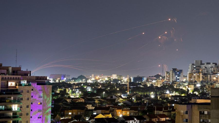 Sistem anti-rudal Iron Dome Israel mencegat roket yang diluncurkan dari Jalur Gaza, di tengah konflik yang sedang berlangsung antara Israel dan kelompok Islam Palestina Hamas, seperti yang terlihat dari Ashkelon, Israel, 1 Januari 2024. (REUTERS/Amir Cohen)