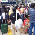 Stasiun Senen Penuh Sesak Penumpang di Hari Pertama 2024