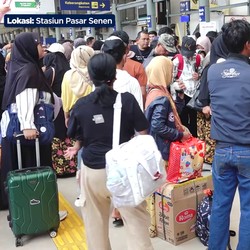 Stasiun Senen Penuh Sesak Penumpang di Hari Pertama 2024