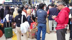 Stasiun Senen Penuh Sesak Penumpang di Hari Pertama 2024