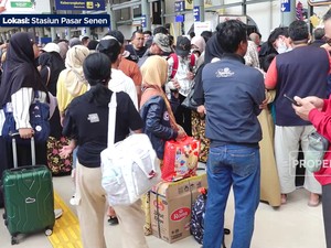 Stasiun Senen Penuh Sesak Penumpang di Hari Pertama 2024