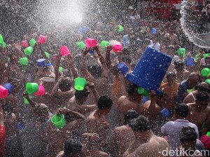 Melihat Tradisi Perang Air Sambut Tahun Baru di Desa Suwat Gianyar