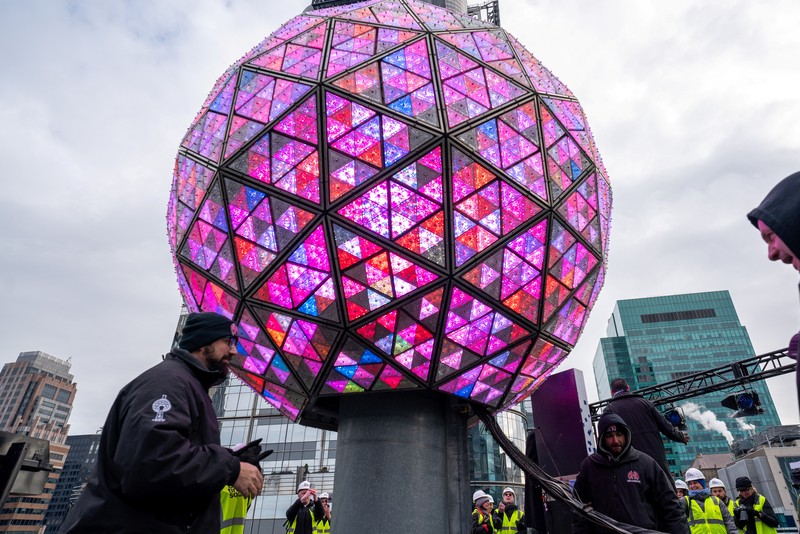 Times Square Alliance melakukan tes menjatuhkan bola pada Malam Tahun Baru di New York City, New York, AS, 30 Desember 2023. Times Square Alliance melakukan tes menjatuhkan bola pada Malam Tahun Baru di New York City, New York, AS, 30 Desember 2023. (REUTERS/David Dee Delgado)