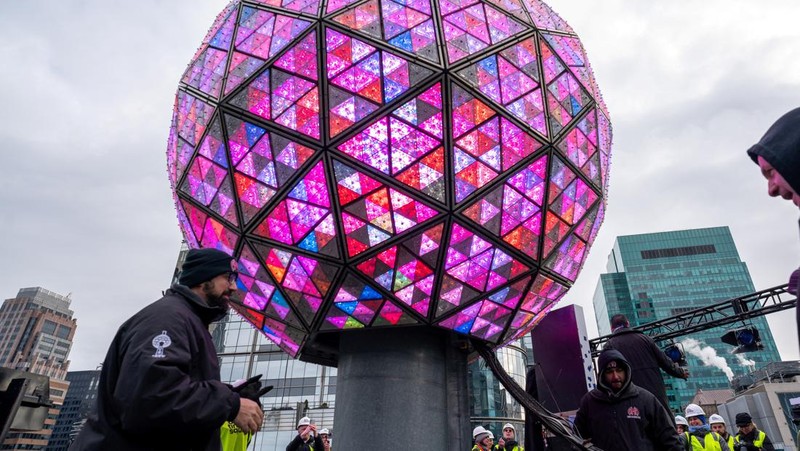 Times Square Alliance melakukan tes menjatuhkan bola pada Malam Tahun Baru di New York City, New York, AS, 30 Desember 2023. (REUTERS/David Dee Delgado)