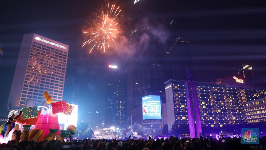 Warga menyaksikan atraksi drone saat Car Free Night (CFN) perayaan malam Tahun Baru 2024 di kawasan Bundaran Hotel Indonesia (HI), Jakarta, Minggu (31/12/2023).