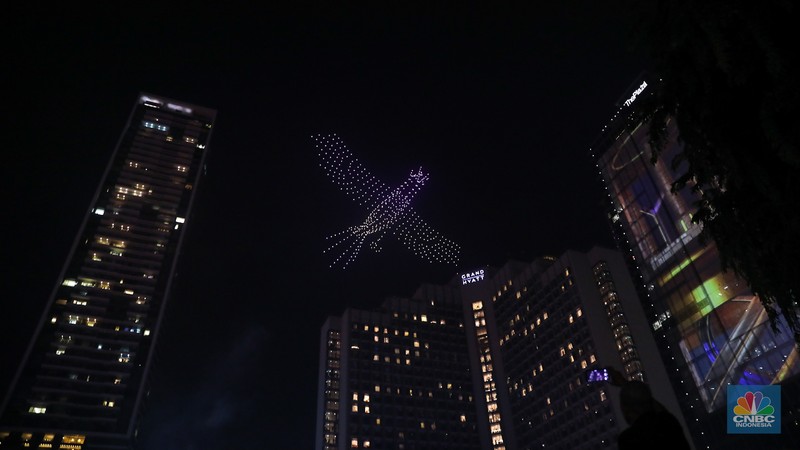 Warga menyaksikan atraksi drone saat Car Free Night (CFN) perayaan malam Tahun Baru 2024 di kawasan Bundaran Hotel Indonesia (HI), Jakarta, Minggu (31/12/2023). Warga menyaksikan atraksi drone saat Car Free Night (CFN) perayaan malam Tahun Baru 2024 di kawasan Bundaran Hotel Indonesia (HI), Jakarta, Minggu (31/12/2023). (CNBC Indonesia/Faisal Rahman)