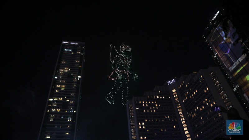 Warga menyaksikan atraksi drone saat Car Free Night (CFN) perayaan malam Tahun Baru 2024 di kawasan Bundaran Hotel Indonesia (HI), Jakarta, Minggu (31/12/2023). Warga menyaksikan atraksi drone saat Car Free Night (CFN) perayaan malam Tahun Baru 2024 di kawasan Bundaran Hotel Indonesia (HI), Jakarta, Minggu (31/12/2023). (CNBC Indonesia/Faisal Rahman)