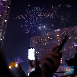 10 Tradisi Unik Tahun Baru di Dunia, Ada yang Gantung Bawang