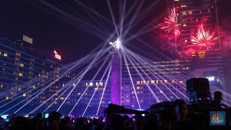 Warga menyaksikan atraksi drone saat Car Free Night (CFN) perayaan malam Tahun Baru 2024 di kawasan Bundaran Hotel Indonesia (HI), Jakarta, Minggu (31/12/2023). Warga menyaksikan atraksi drone saat Car Free Night (CFN) perayaan malam Tahun Baru 2024 di kawasan Bundaran Hotel Indonesia (HI), Jakarta, Minggu (31/12/2023). (CNBC Indonesia/Faisal Rahman)