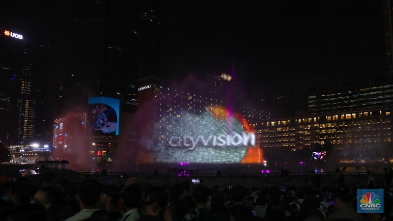 Warga menyaksikan atraksi drone saat Car Free Night (CFN) perayaan malam Tahun Baru 2024 di kawasan Bundaran Hotel Indonesia (HI), Jakarta, Minggu (31/12/2023). Warga menyaksikan atraksi drone saat Car Free Night (CFN) perayaan malam Tahun Baru 2024 di kawasan Bundaran Hotel Indonesia (HI), Jakarta, Minggu (31/12/2023). (CNBC Indonesia/Faisal Rahman)