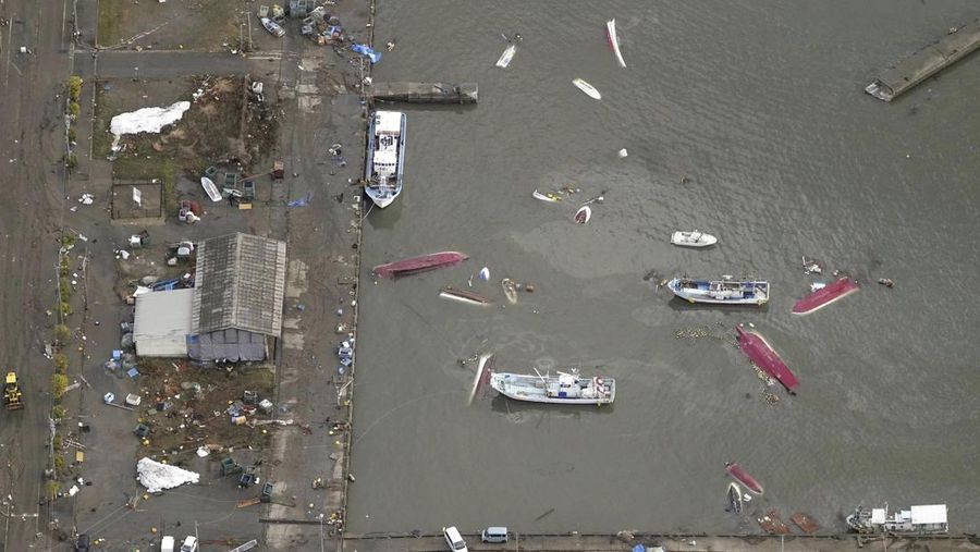 Foto udara ini menunjukkan kapal penangkap ikan terbalik di sebuah pelabuhan menyusul gempa bumi di Suzu, prefektur Ishikawa, Jepang pada Selasa, 2 Januari 2024. Serangkaian gempa bumi dahsyat di Jepang bagian barat merusak rumah, mobil, dan perahu, sehingga para pejabat memperingatkan masyarakat pada hari Selasa untuk tetap tinggal jauh dari rumah mereka di beberapa daerah karena risiko gempa besar dan tsunami yang terus berlanjut. (Kyodo News via AP)