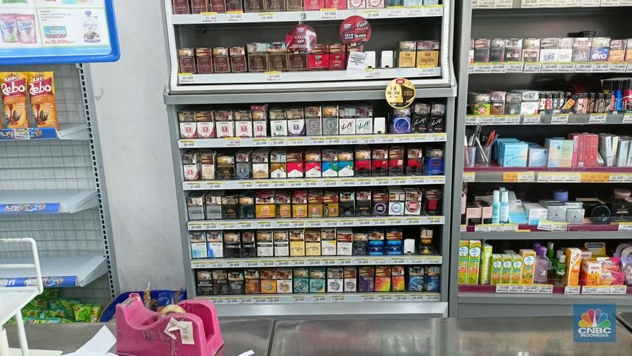 Harga rokok di pasaran terpantau belum mengalami kenaikan harga meski Pemerintah sudah menaikkan cukai rokok per 1 Januari 2024 kemarin. (²©²ÊÍøÕ¾/Ferry Sandi)