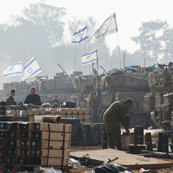 Israel Bunuh Pentolan Hamas, Bombardir Proksi Iran di Suriah