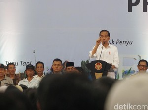 Bagikan 2.000 Sertifikat Tanah, Jokowi Pesan Jangan Dipakai Beli Mobil