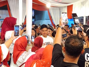 Kaesang Hadiri Nobar di Tangsel, Jadi Rebutan Selfie Ibu-Ibu
