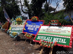 Penampakan Karangan Bunga Dukung TNI Berjejer Depan Mako Yonif 408