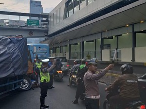 Truk Kecelakaan Depan Menara Jamsostek, Jalan Gatsu Arah Pancoran Macet