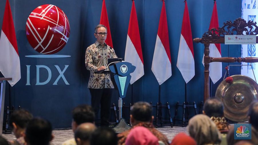 Ketua Dewan Komisioner Otoritas Jasa Keuangan (OJK) Mahendra Siregar saat menghadiri pembukaan Indeks Harga Saham Gabungan (IHSG) di gedung Bursa Efek Indonesia (BEI), Jakarta, Selasa (2/1/2024). (CNBC Indonesia/Faisal Rahman)