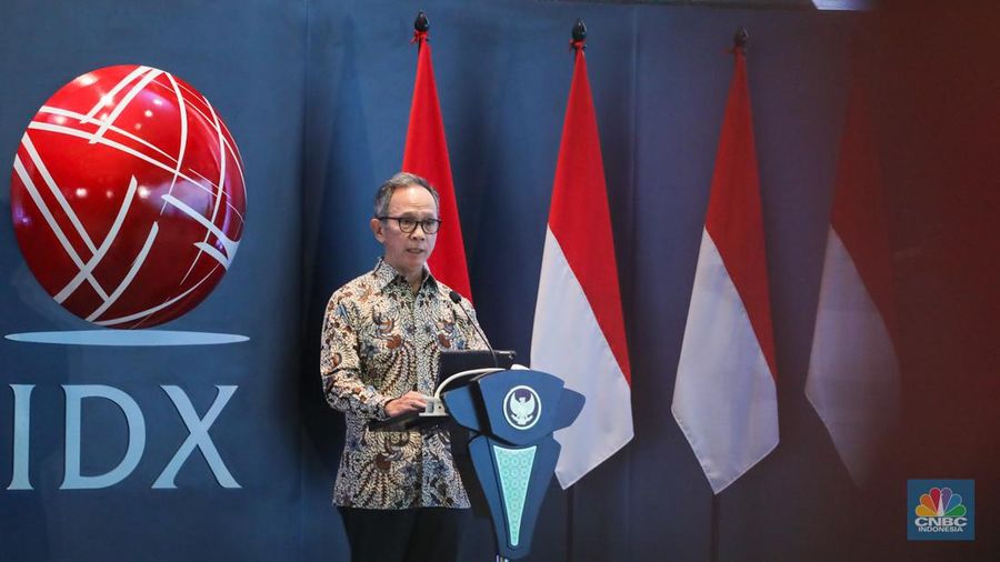 Ketua Dewan Komisioner Otoritas Jasa Keuangan (OJK) Mahendra Siregar saat menghadiri pembukaan Indeks Harga Saham Gabungan (IHSG) di gedung Bursa Efek Indonesia (BEI), Jakarta, Selasa (2/1/2024). (CNBC Indonesia/Faisal Rahman)